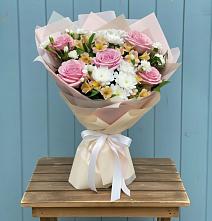 Букет цветов из:  Гвоздики, Орхидеи и Розы в Жабкино