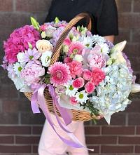 Композиция солнечный день в Жабкино Цветочная композиция из Розы, Хризантемы, Пионы и Лизиантусы в корзине в Жабкино