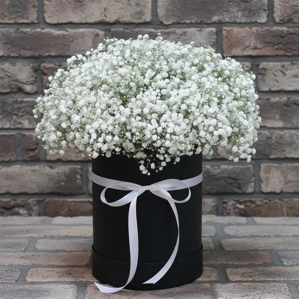 Цветочная композиция из Гипсофила в шляпной коробке в Жабкино