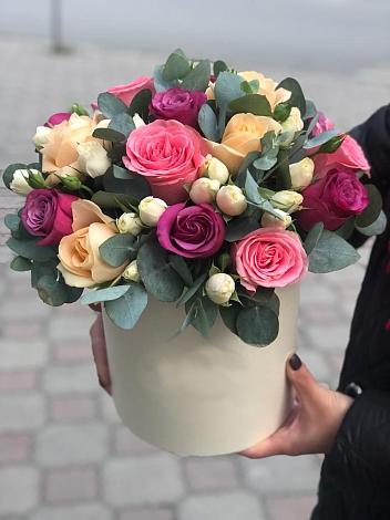 Цветочная композиция из Розы в шляпной коробке в Жабкино