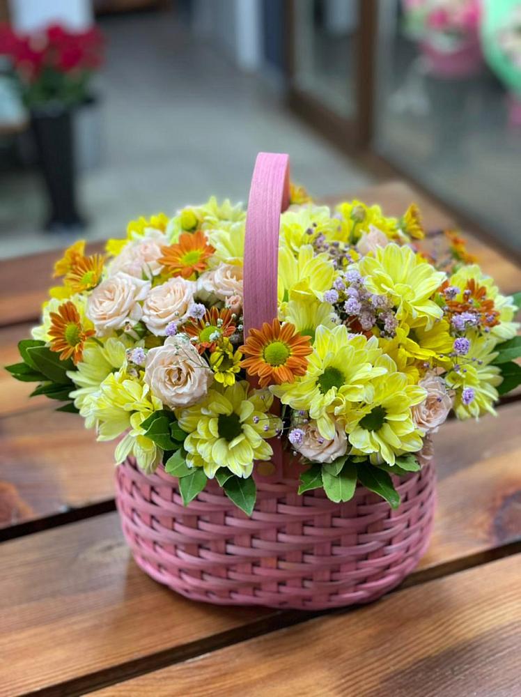 Цветочная композиция из Хризантемы и Розы в корзине в Жабкино